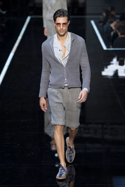 Look 16